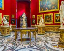 The museum was donated by the Medici family to the Tuscan state in 1743 and has a large collection belonging to this family. They demanded a condition